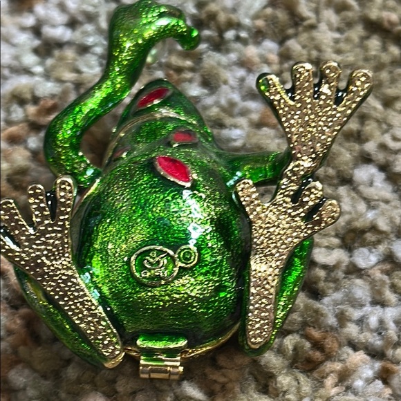 Frog Kissing the Pearl Trinket Ring Box Hinged Hand Painted Figurine Jewel NWOT - Picture 12 of 16